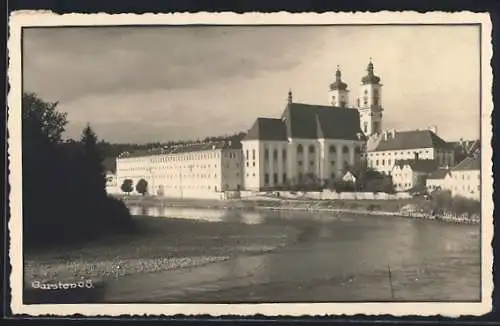 AK Garsten, Uferpartie mit Blick auf Kirche