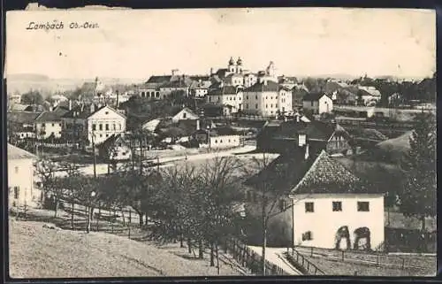 AK Lambach /Ob.-Oest., Teilansicht mit Strassenpartie