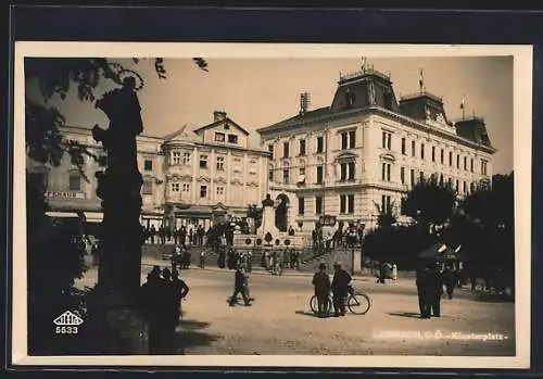 AK Lambach /O. Ö., Klosterplatz mit Denkmal