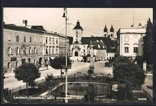 AK Lambach /Oberdonau, platz mit Geschäften und Denkmal