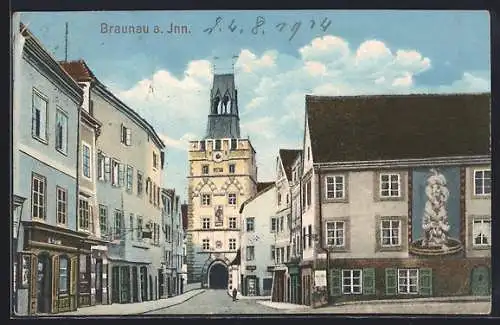 AK Braunau am Inn, Strassenpartie mit Kirche