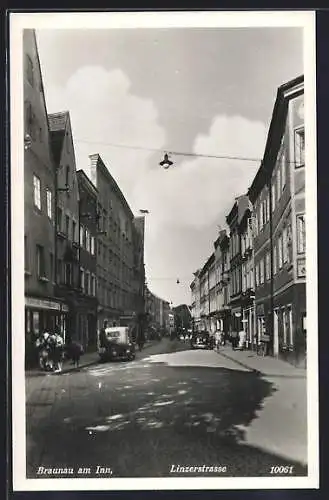 AK Braunau am Inn, Linzerstrasse mit Autos und Geschäften