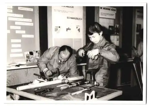 Fotografie Wüthrich, Langenthal, Klempner demonstrieren den Aufbau eines Küchenabflusses an einem Messestand