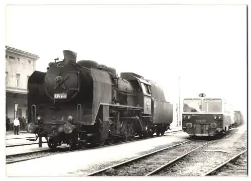 Fotografie Eisenbahn CSD - Ceskoslovenské státní dráhy, Tender-Lokomotive, Dampflok Nr. 534.0433 & Triebwagen M152.0129