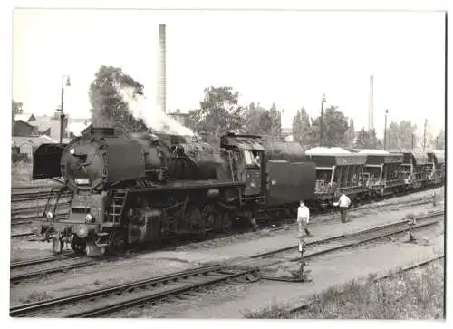 Fotografie Eisenbahn CSD - Ceskoslovenské státní dráhy, Güterzug mit Tender-Lokomotive, Dampflok Nr. 556.0136