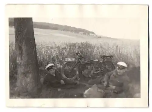 Fotografie Motorrad Zündapp, Burschen während einer Ausfahrt, Krad-Kennzeichen Hamburg HH-29117