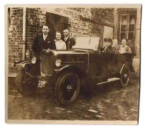 Fotografie Auto Opel Cabrio, Bursche sitzt am Steuer des grossen Reisewagen's