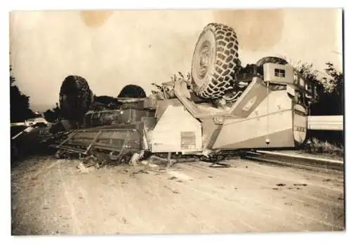 Fotografie Lastwagen MAN 630 der belgischen Armee, Staffelabzeichen Löwenkopf auf dem Kotflügel, LKW nach Überschlag