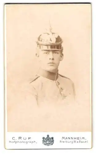 Fotografie C. Ruf, Mannheim, junger Einjährig-Freiwilliger in Uniform Rgt. 21 mit Pickelhaube