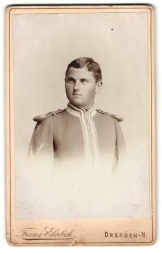 Fotografie Franz Ehrlich, Dresden, sächsischer Kürassier in Uniform mit Epauletten