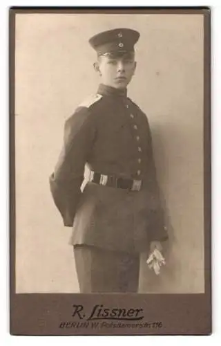 Fotografie R. Lissner, Berlin, junger Knabe Soldat Botho Kusserow als Lichterfelder Kadett in Garde Uniform, 1914