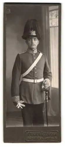 Fotografie Atelier Germania, Münster i. W., Soldat Berhard Schröer in Uniform Rgt. 7 mit Pickelhaube Rosshaarbusch