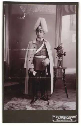 Fotografie A. Schneider, Tempelhof, junger preussischer Soldat in Garde Uniform mit Pickelhaube Rosshaarbusch