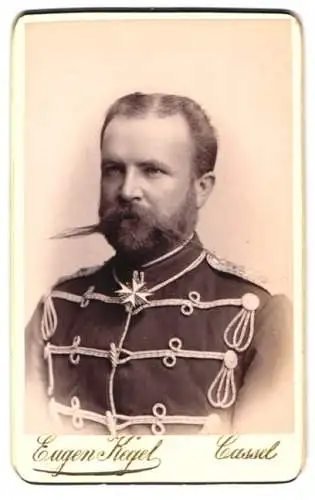 Fotografie Eugen Kegel, Cassel, Husar in Uniform mit Orden: Pour le Merite und Mustasche