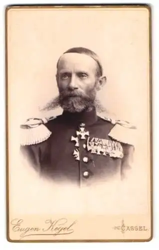 Fotografie Eugen Kegel, Cassel, Offizier in Uniform mit Ordenspange und Epauletten