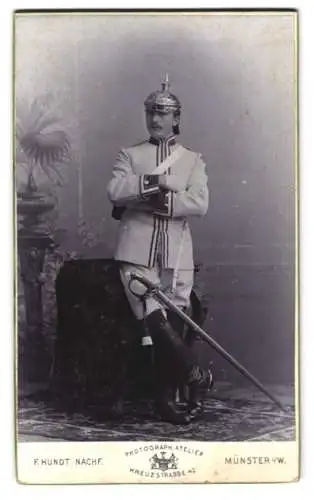 Fotografie F. Hundt Nachf., Münster i. W., Einjährig-Freiwilliger Kürassier Wilhelm Pomp in Uniform mit Pickelhaube