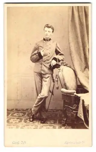 Fotografie Emil Orb, Wien, Portrait junger K. u. K. Soldat Franz Gröschl als Oberarzt in Uniform mit Säbel