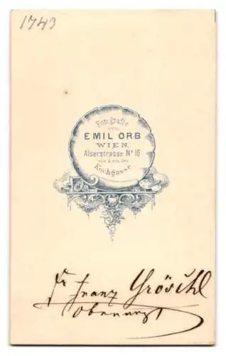 Fotografie Emil Orb, Wien, Portrait junger K. u. K. Soldat Franz Gröschl als Oberarzt in Uniform mit Säbel