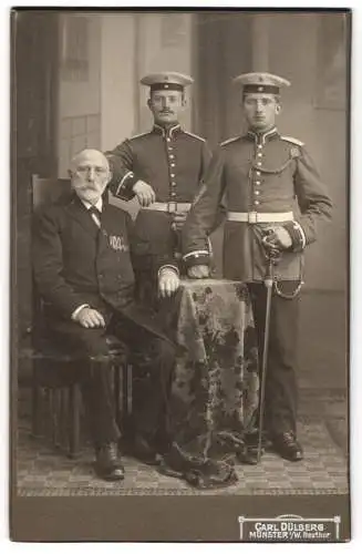 Fotografie Carl Dülberg, Münster i. W., Grossvater mit Ordenspange nebst Kürassier in Uniform mit Schützenschnur