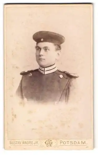 Fotografie Gustav André Jr., Potsdam, Ulan in Garde Uniform mit Epauletten