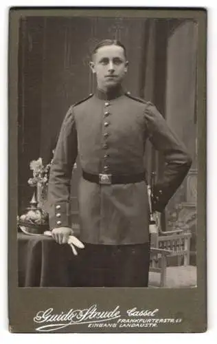 Fotografie Guido Staude, Cassel, junger Soldat in Uniform nebst Pickelhaube