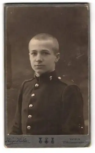 Fotografie Hugo Hahn, Wien, junger K. u. K. Kadett in Uniform mit kahl geschorenem Kopf