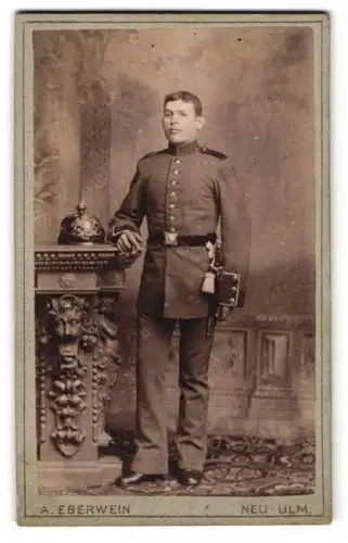 Fotografie A. Eberwein, Neu-Ulm, junger Soldat in Uniform mit Pickelhaube und Bajonett