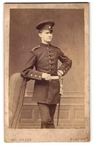 Fotografie Carl Holzer, München, junger bayerischer Knabe als Kadett in Uniform mit Bajonett