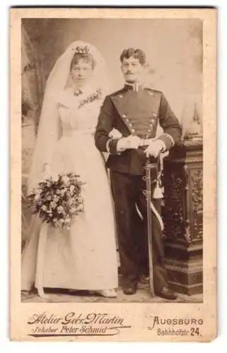 Fotografie Gebr. Martin, Augsburg, Ulan in Uniform mit Säbel nebst seiner Braut, Kriegshochzeit