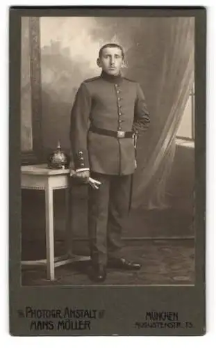 Fotografie Hans Möller, München, Soldat in Uniform mit Pickelhaube und Bajonett