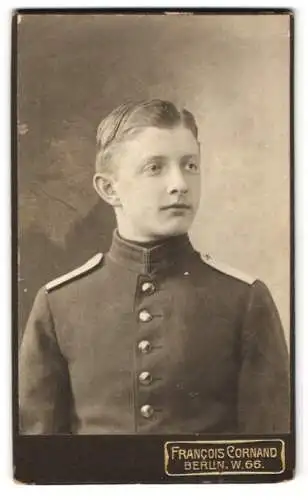 Fotografie Francois Conrad, Berlin, Junge Kurt Mache als Soldat in Garde Uniform