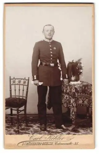 Fotografie Carl Köhler, Berlin-Schöneberg, Soldat in Garde Uniform mit Pickelhaube Rosshaarbusch