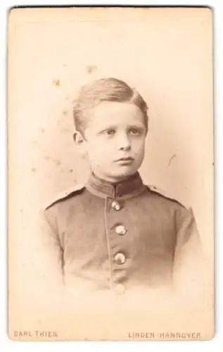 Fotografie Carl Thies, Hannover, junger Knabe als Kadett in Uniform