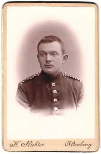 Fotografie H. Richter, Altenburg, Einjährig-Freiwilliger Soldat Fritz Unger in Uniform, 1889