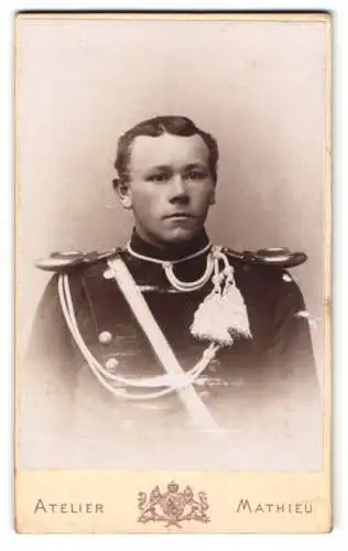 Fotografie Atelier Mathieu, Würzburg, junger Ulan in Uniform mit Epauletten und Schützenschnur