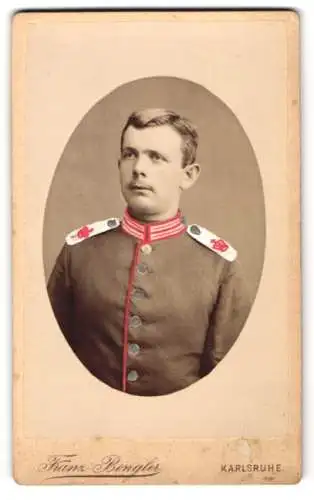 Fotografie Franz Bengler, Karlsruhe, Soldat in Garde Uniform, Handkoloriert