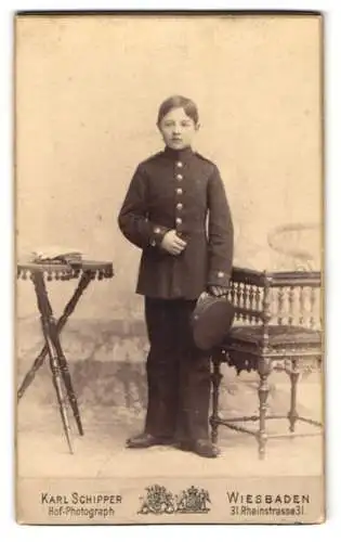 Fotografie Karl Schipper, Wiesbaden, junger Knabe Wilhelm als Kadett in Uniform