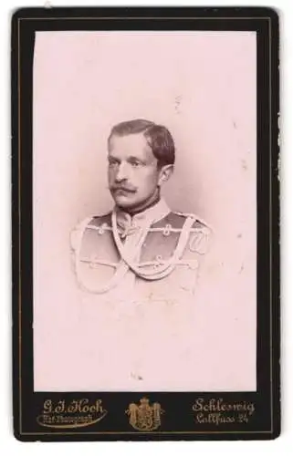 Fotografie G. J. Koch, Schleswig, Husar in Uniform mit Schützenschnur