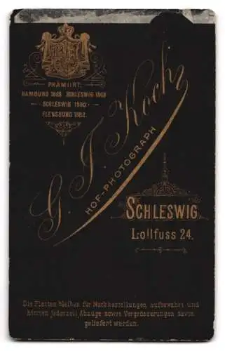 Fotografie G. J. Koch, Schleswig, Husar in Uniform mit Schützenschnur