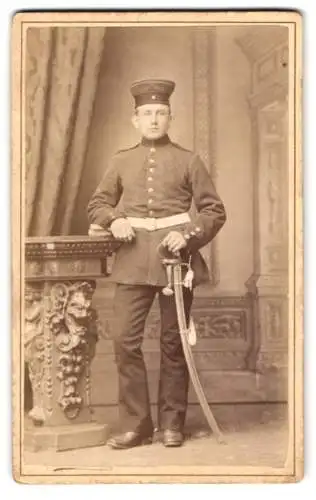 Fotografie Emile Larson, Strasbourg, Soldat in Uniform mit Krumsäbel und alter Mütze