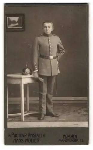 Fotografie Hans Möller, München, Soldat in Uniform nebst Pickelhaube, Bajonett mit Portepee