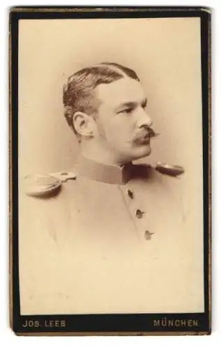 Fotografie Jos. Leeb, München, Soldat in Uniform mit Epauletten und Mustasch