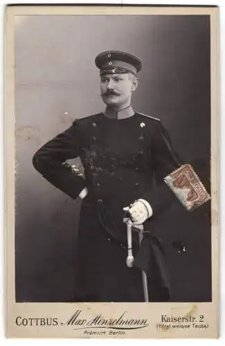 Fotografie Max Hinzelmann, Cottbus, Offizier in Uniform mit Säbel und Schirmmütze