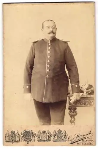 Fotografie Osc. Strensch, Wittenberg, korpulenter Soldat in Uniform mit Epauletten nebst Pickelhaube