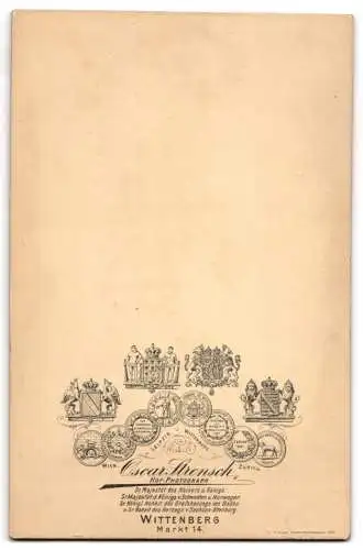 Fotografie Osc. Strensch, Wittenberg, korpulenter Soldat in Uniform mit Epauletten nebst Pickelhaube
