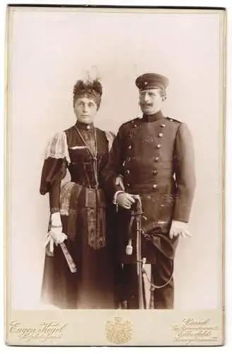 Fotografie Eugen Kegel, Cassel, Offizier in Uniform mit Säbel nebst seiner Frau