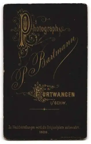 Fotografie P. Bartmann, Furtwangen i. Schw., Pastor im Talar posiert sitzend im Atelier