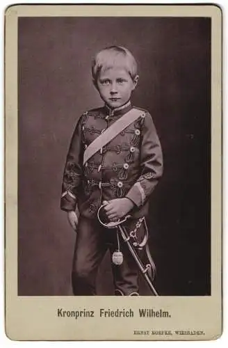 Fotografie Lichtdruck Ernst Roepke, Berlin, Kronprinz Friedrich Wilhelm als junger Knabe in Husaren Uniform