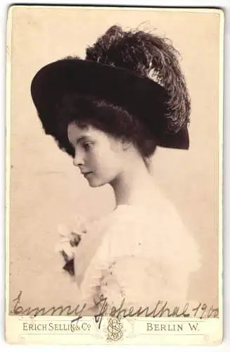 Fotografie Erich Sellin & Co., Berlin, Portrait Gräfin Emmy von Hohenthal mit Federhut, Autograph, 1900