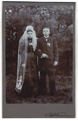 Fotografie L. Seebeck, Bremervörde, junges Brautpaar im schwarzen Hochzeitskleid und im Anzug